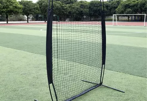 أفضل طريقة لإصلاح التمزقات الصغيرة في شبكات قفص التدريب على الضرب في لعبة البيسبول لإطالة عمر منشأة التدريب المنزلية الخاصة بك