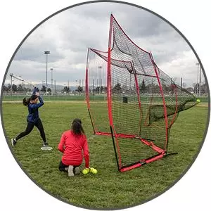 ตาข่ายกั้นหลังสนามเบสบอลและซอฟต์บอล